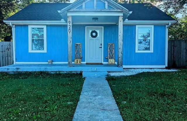 Single-Family Residence - 920 N 6th St, Nashville, TN 37027 photos photos