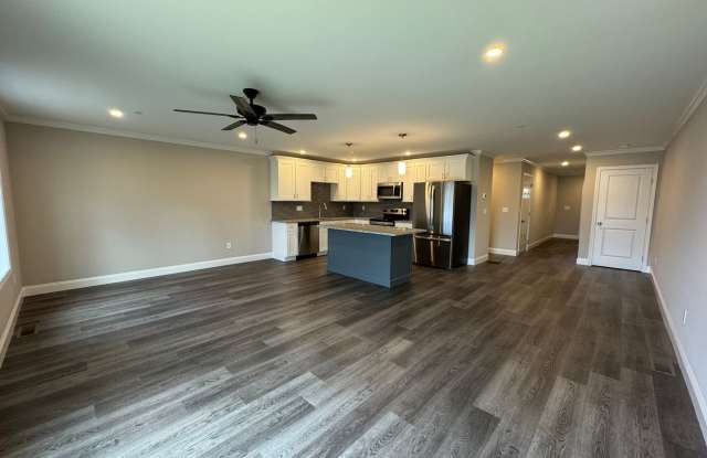 108 Mammoth Rd Gallery 3