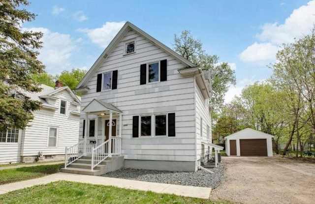 6 Bdrm/2 Bath In Como w/ Off-street parking photos photos