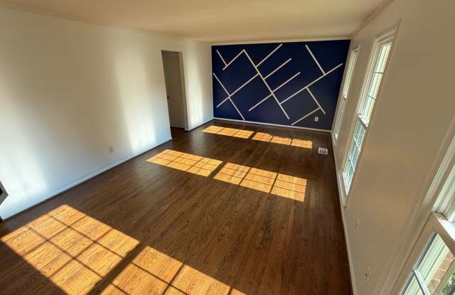 Charming 3BR Townhome in Montgomery Village Gallery 3