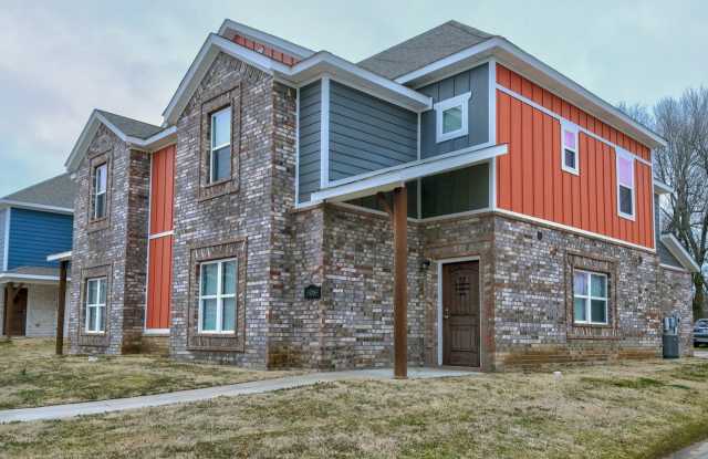 Beautiful 3 bed / 3.5 bath duplex with two car garage - Minutes from U of A! photos photos