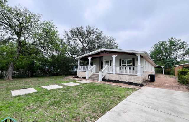 Welcome to your dream home nestled in the prestigious neighborhood of Terrell Hills, Texas. Gallery 3