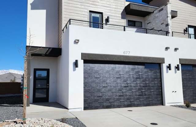 Newer Three Bedroom Town Home-Crimson Park photos photos