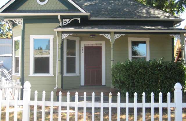 Adorable downtown Grass Valley Bungalow photos photos