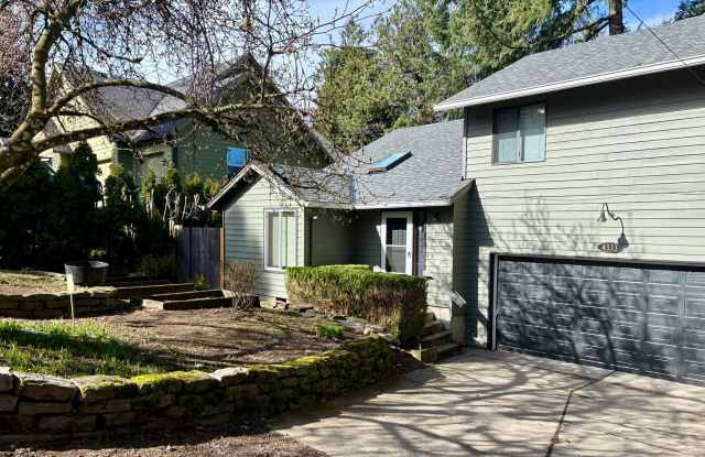 Charming 3-Bedroom Home in Quiet SW Portland – Perfectly Located Near Barber Blvd! - 4333 Southwest Arnold Street, Portland, OR 97219