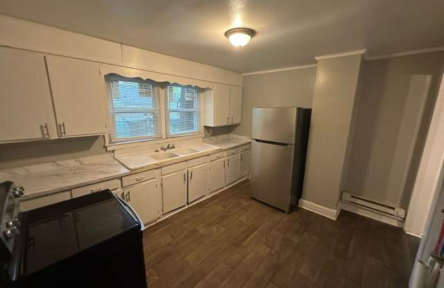 COMING SOON! SPACIOUS 2 Bedroom House! DEPOSIT-FREE Renting option thru OBLIGO! Deposit Alternative available. photos photos