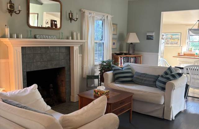 Cozy Coastal Furnished Cottage by the Pacific – 1 Bed | 1 Bath Gallery 4