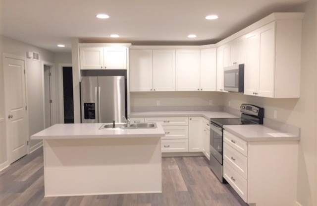Spacious 2 Bed/2 Bath Condo in Prime Location Gallery 2
