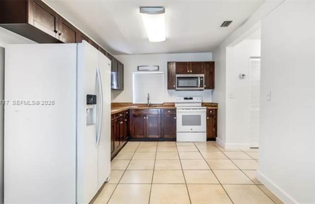117 E 10th St # 117, Hialeah, FL 33010 Gallery 3