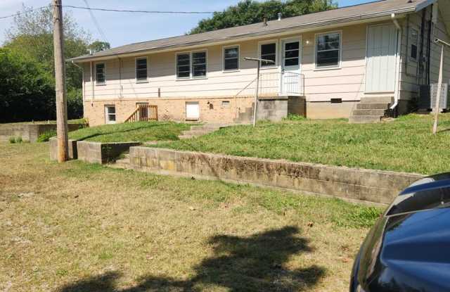 5 Bedroom 2 bath with basement - 204 Simmons Street, Glasgow, KY 42141