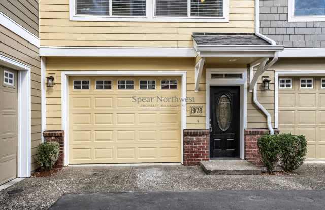 Freshly Remodeled 3-Story Townhome in a Gated Community — Blocks to MAX & Gresham Station photos photos