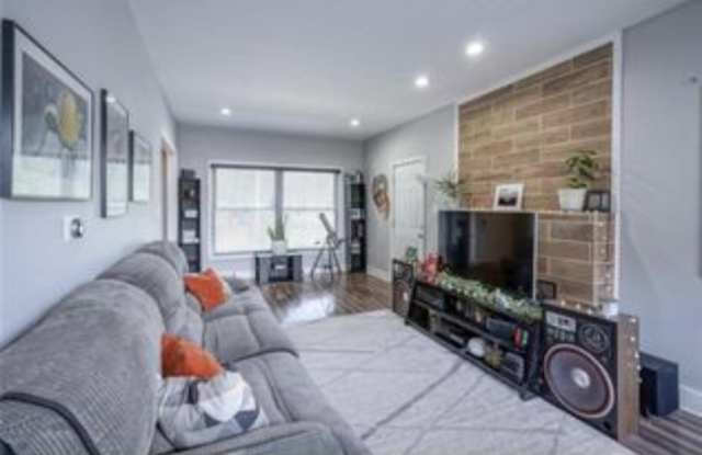 952 E 34th St photos photos