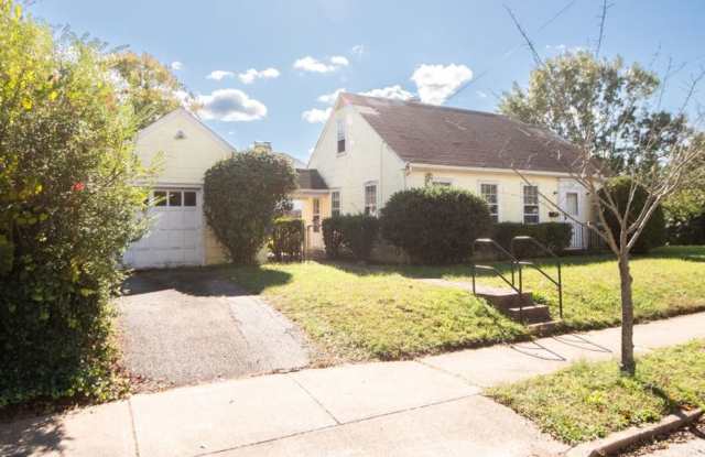 Move In Ready in Downtown! - 626 Virginia Avenue, Fredericksburg, VA 22401