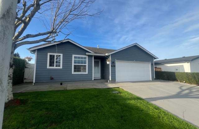 Bright  Updated 3-Bed, 2-Bath Home with Private Fenced Yard – No Rear Neighbors!! - 961 Waikiki Street Southeast, Salem, OR 97317