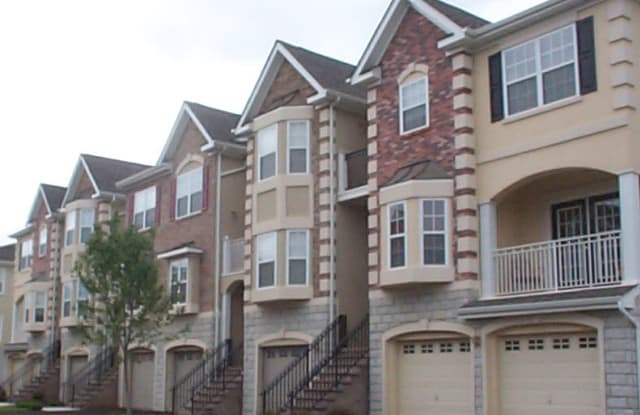 15 MALLARD PL - 15 Mallard Pl, Secaucus, NJ 07094