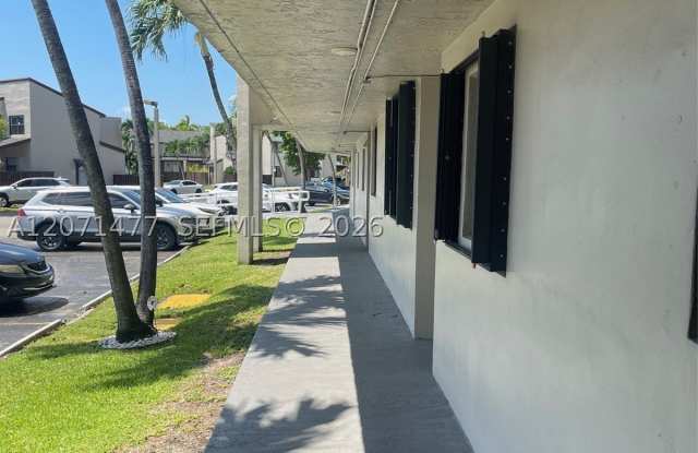10290 NW 9th St Cir Gallery 4