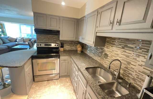 This 2 bedroom/1.5 bath condo has it all! Gallery 3