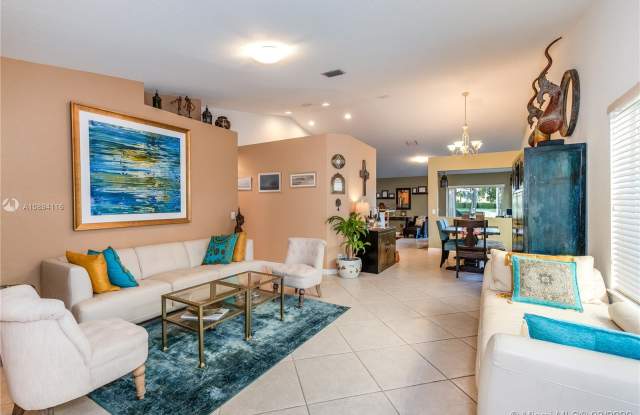 902 Golden Cane Dr Gallery 3