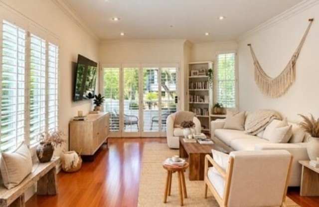 410 N Oakhurst Dr Gallery 1