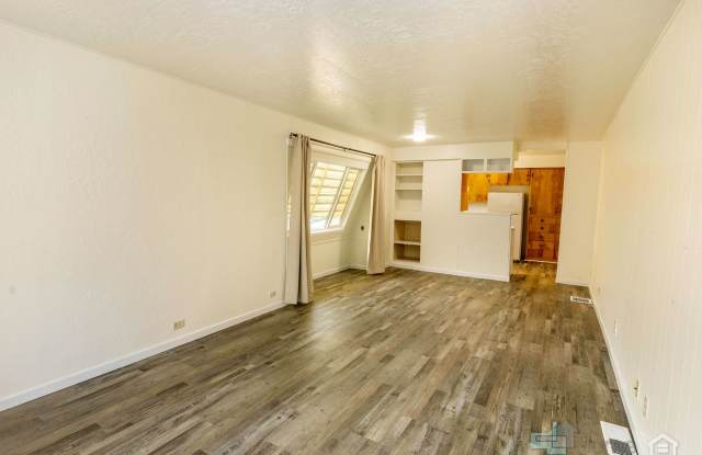 Charming Multi-Unit Living in Prime Northeast Salem Location Gallery 3
