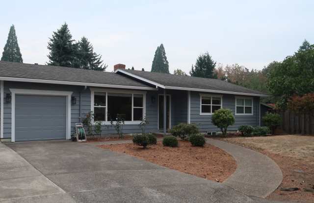 **PENDING** Perfect 4 Bed 2 Bath w/ Finished Basement and Fenced Yard! - 1815 Southeast 114th Place, Portland, OR 97216