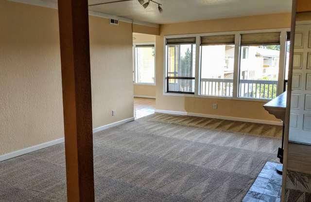 Top Floor 2 Bedroom 2 Bath Juanita Kirkland Condo Gallery 1