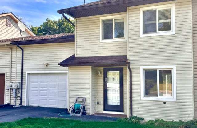 SPACIOUS THREE BEDROOM TOWNHOME Gallery 1