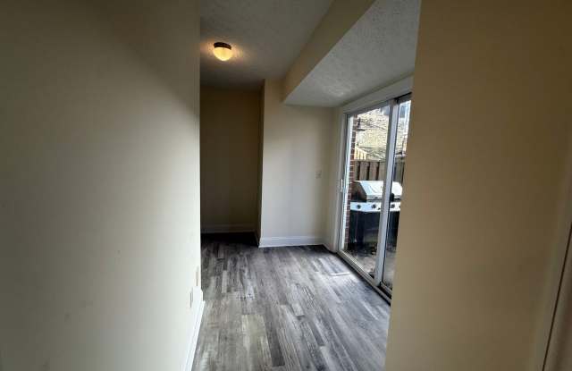3 Bedroom, 2 Bath Townhouse Gallery 4