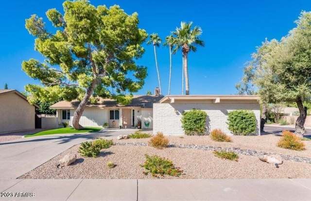 7526 N Via De La Campana B -- photos photos