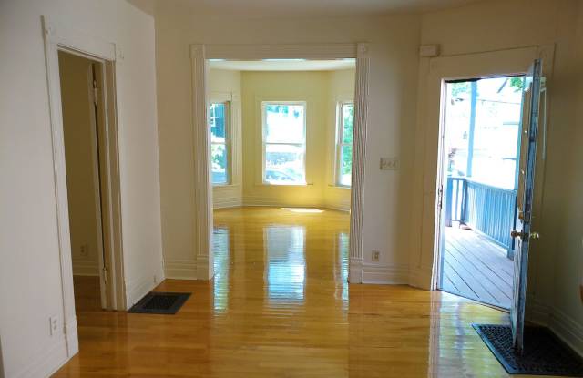 511 Columbus - Available June 1, 2027 - First Floor Apartment Gallery 4