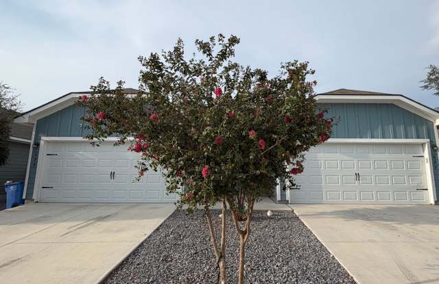 Luxury 3/2 Duplex in Seguin, Texas Gallery 2