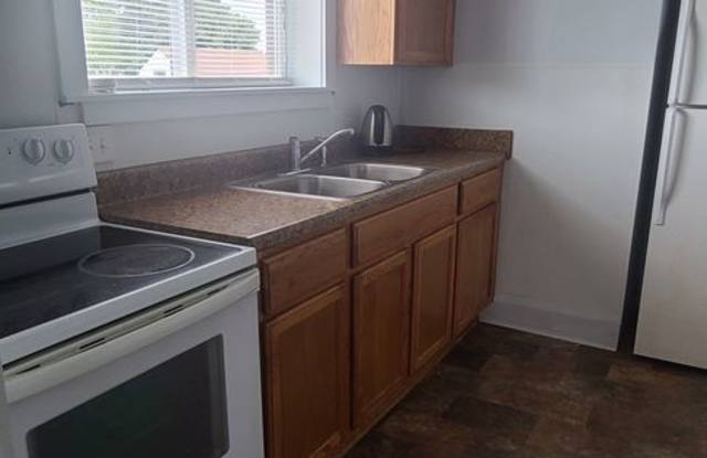 2 bedroom upper, ready immediately! - 1042 Camp Street, Sandusky, OH 44870