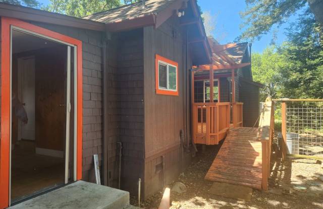 Beautiful 3 Bedroom/1 bathroom home with a private office in a country setting with lots of light. Gallery 4