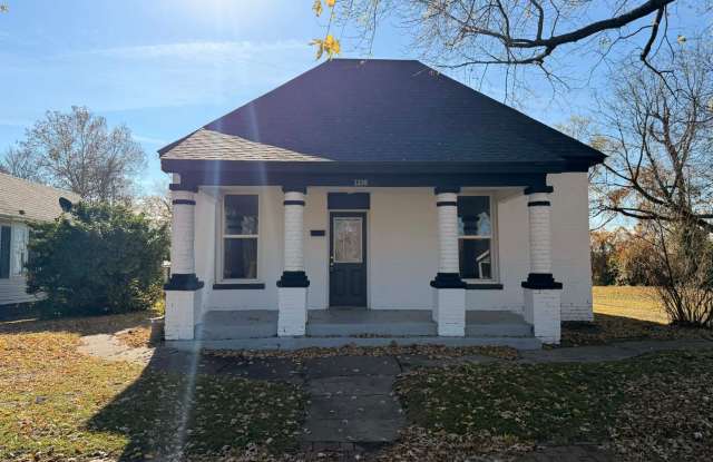 HOLIDAY SPECIAL: HALF OFF FIRST MONTH RENT!!! CUTE UPDATED 2 BEDROOM / 2 BATHROOM HOME IN JOPLIN MO! - 1230 West 9th Street, Joplin, MO 64801
