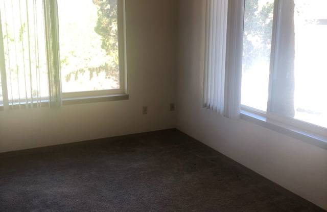 Close to COCC & the Bus Line, 1 Bedroom w/Large Deck, Water/Sewer Paid Gallery 4