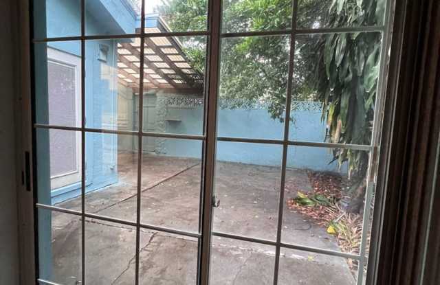 nice house with 2 sitting area and fenced patio Gallery 4