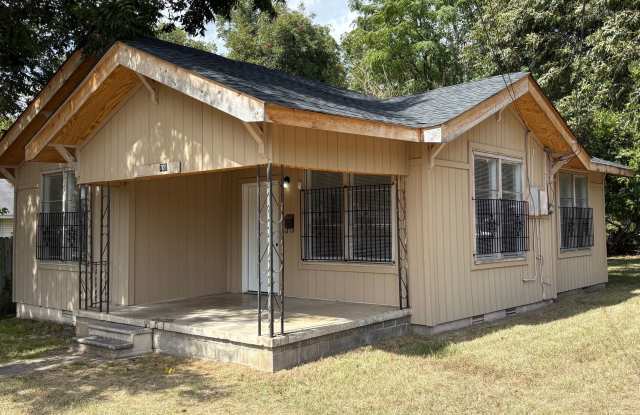 This beautifully remodeled 3‑bedroom, 1‑bath house in NLR $1,050/month. Gallery 3