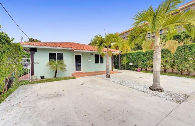 2747 SW 17th St photos photos