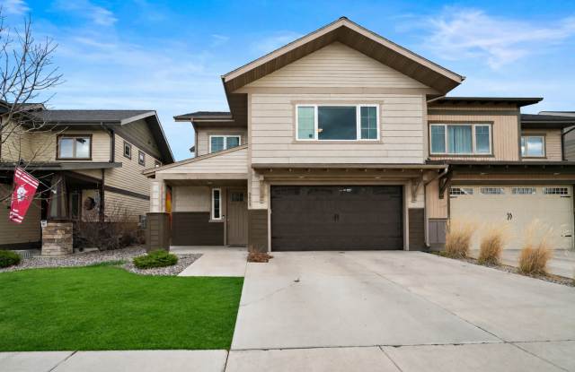 Spacious 4-Bedroom End-Unit Townhome with Two Primary Suites – Dog Friendly! Gallery 1