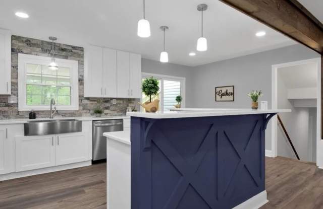 NEW LISTING!!!!! Gallery 3