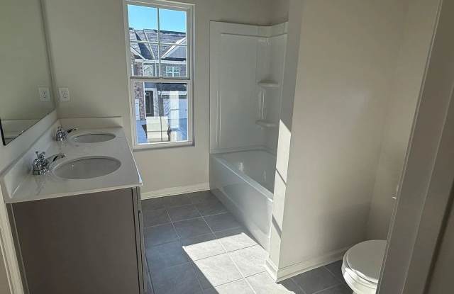 Room in 3 Bedroom Home at Poppy Dr photos photos