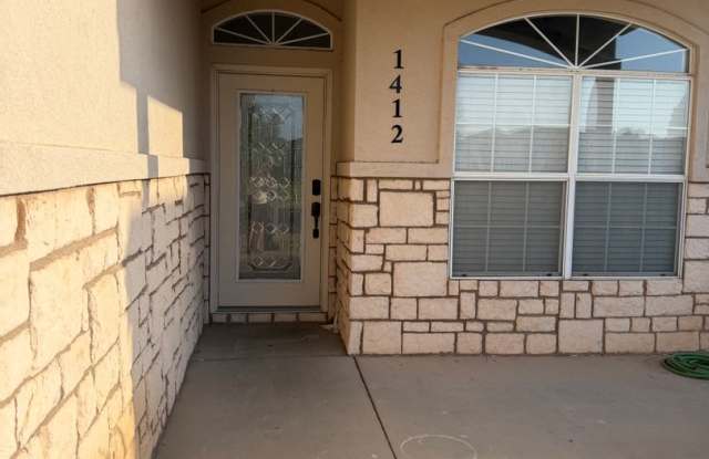 Very nice 3 bedroom 2 bath with garage Gallery 1