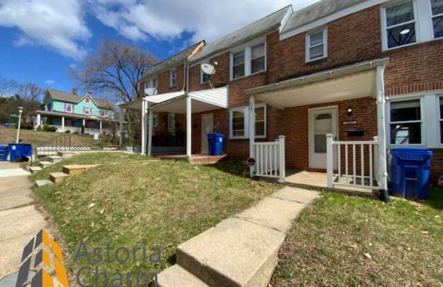 3 Bedroom Home with Den and Fenced Yard in Quiet Neighborhood photos photos