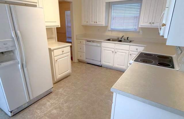 4 bedroom 2 bath house on large lot Gallery 3