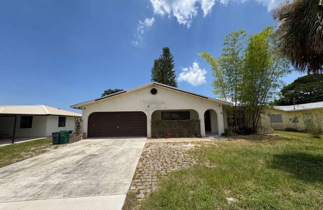 2/2/2 home with fenced backyard in Ft Pierce photos photos