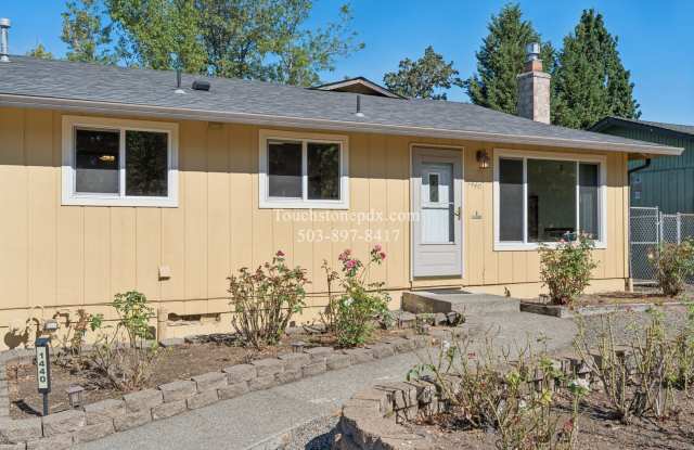 Gladstone 3BD/2BA Home with Large Yard, Shop, & 2 Car Garage Gallery 4