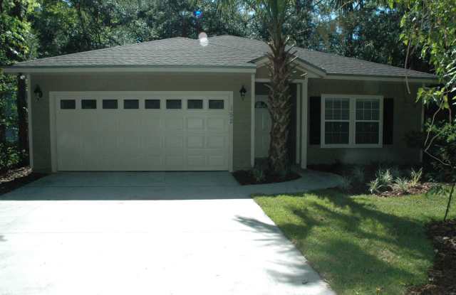 Spacious 3-Bed, 2-Bath House - Walk, Ride, or Bike to UF! Gallery 1