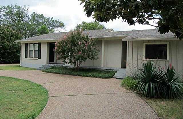 Amazing Ranch Style on HUGE lot! - 3529 Suffolk Drive, Fort Worth, TX 76109