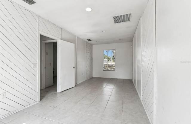 855 E BRANDON Boulevard Gallery 4