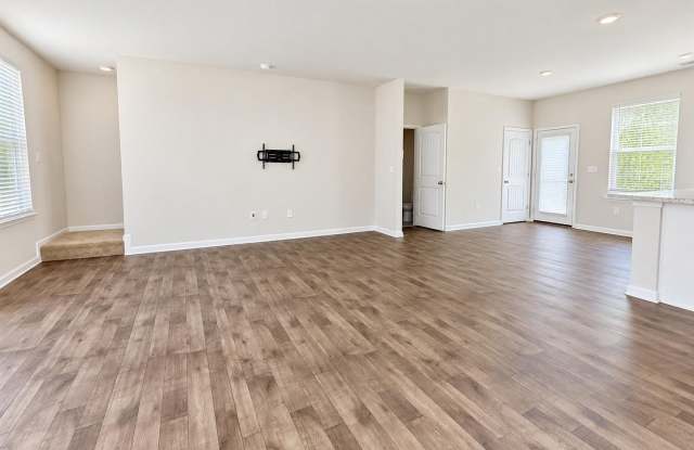 198 CURRANT Circle Gallery 3